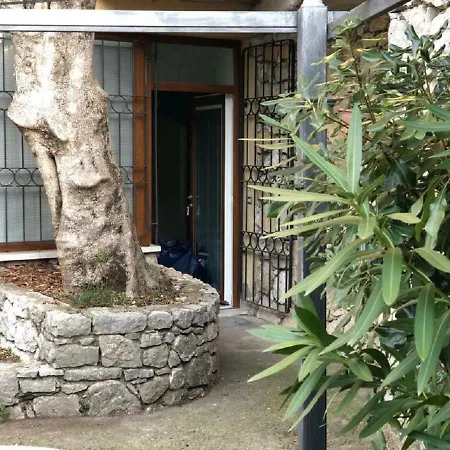 Lake Front Apartment *